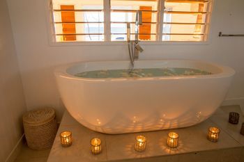 Deep Soaking Bathtub